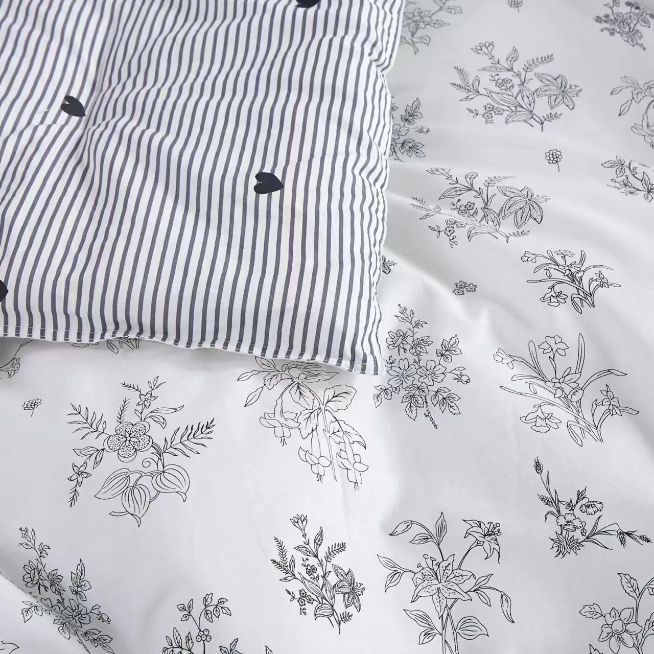 Parsley Black & White Floral Reversible Comforter Set – 100% Cotton